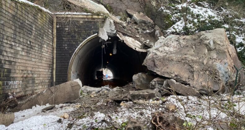 Artvin’de Sarp kara yolu ulaşıma kapandı ekipler çalışma başlattı